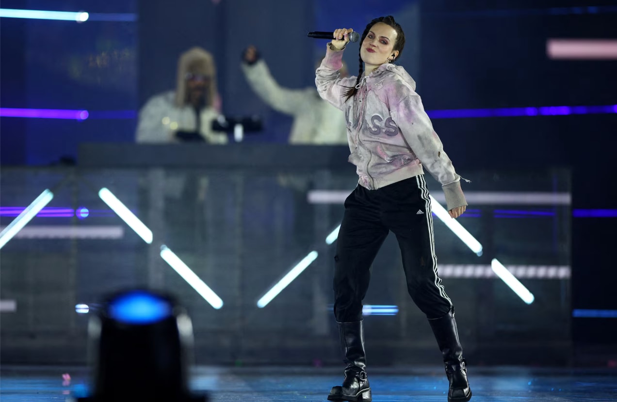 Ca sĩ MO biểu diễn cùng nhóm nhạc Major Lazer trong lễ bế mạc.