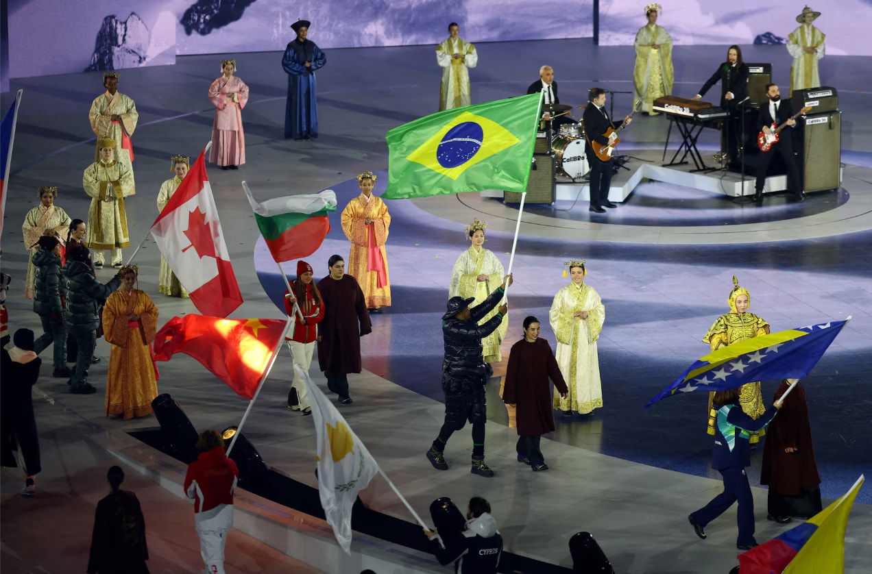 Người cầm cờ Edson Luques Bindilatti (Brazil) trong cuộc diễu hành vận động viên tại lễ bế mạc.