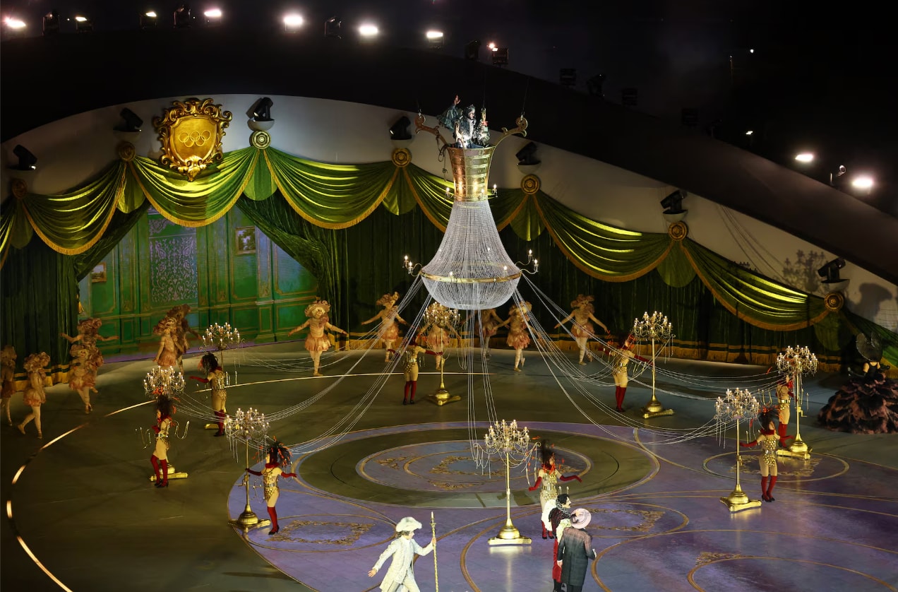 Toàn cảnh các nghệ sĩ biểu diễn trong lễ bế mạc.