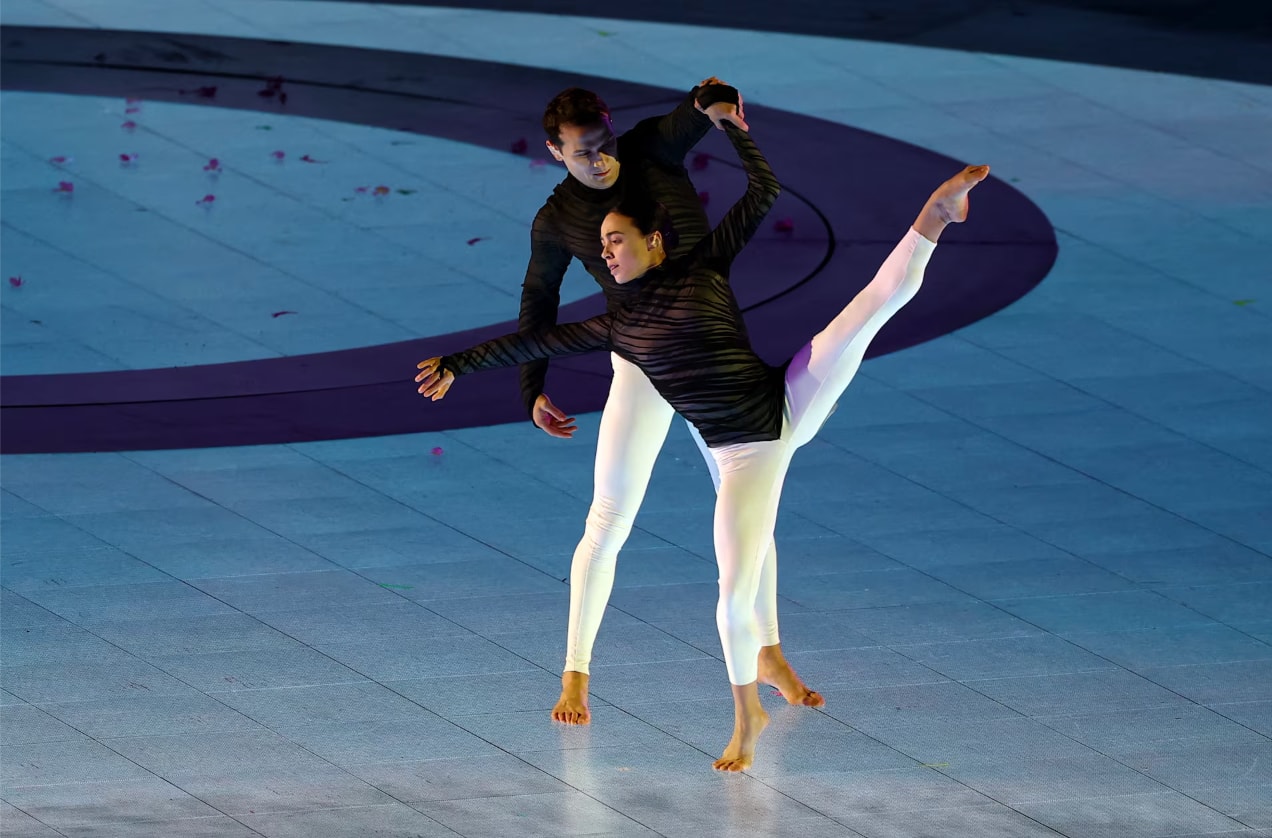 Các vũ công biểu diễn trong lễ bế mạc.