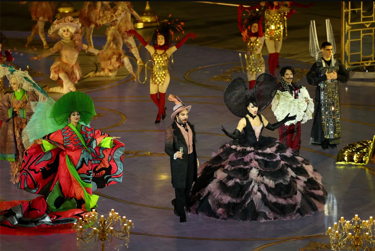 Các diễn viên trình diễn một vở opera trong lễ bế mạc.