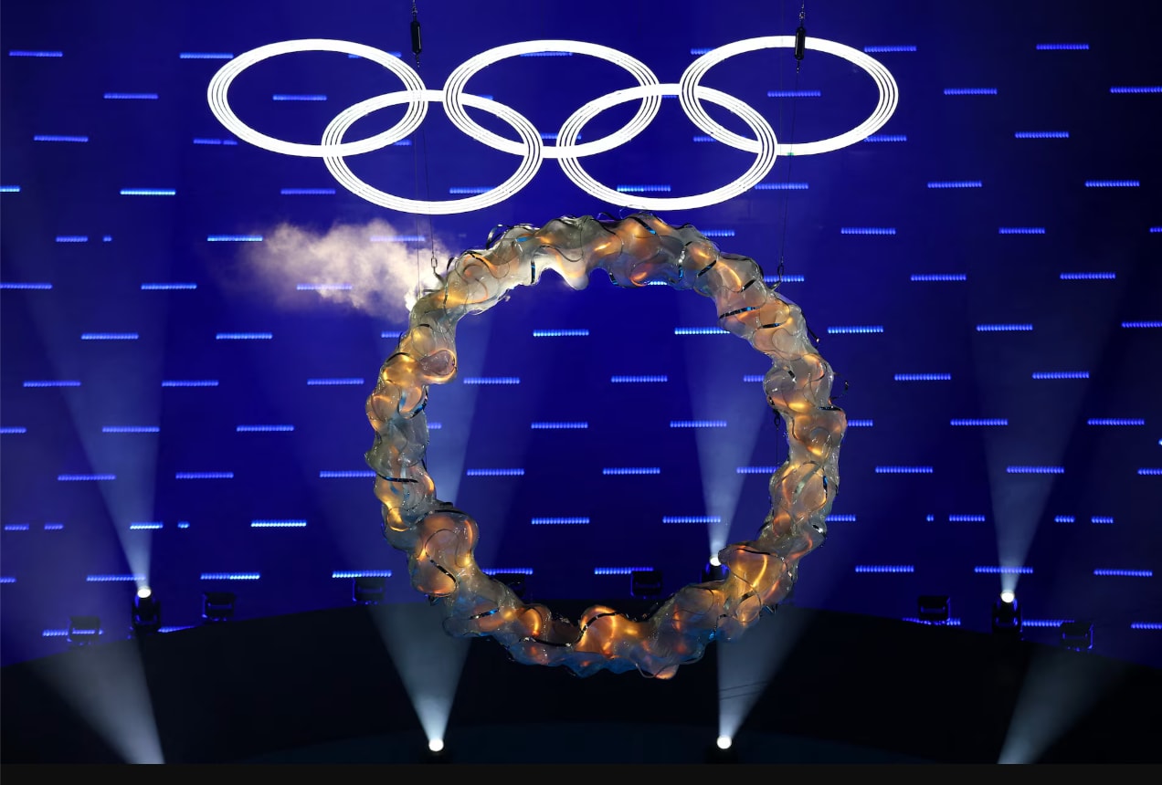 Các vòng tròn Olympic xuất hiện trong lễ bế mạc.