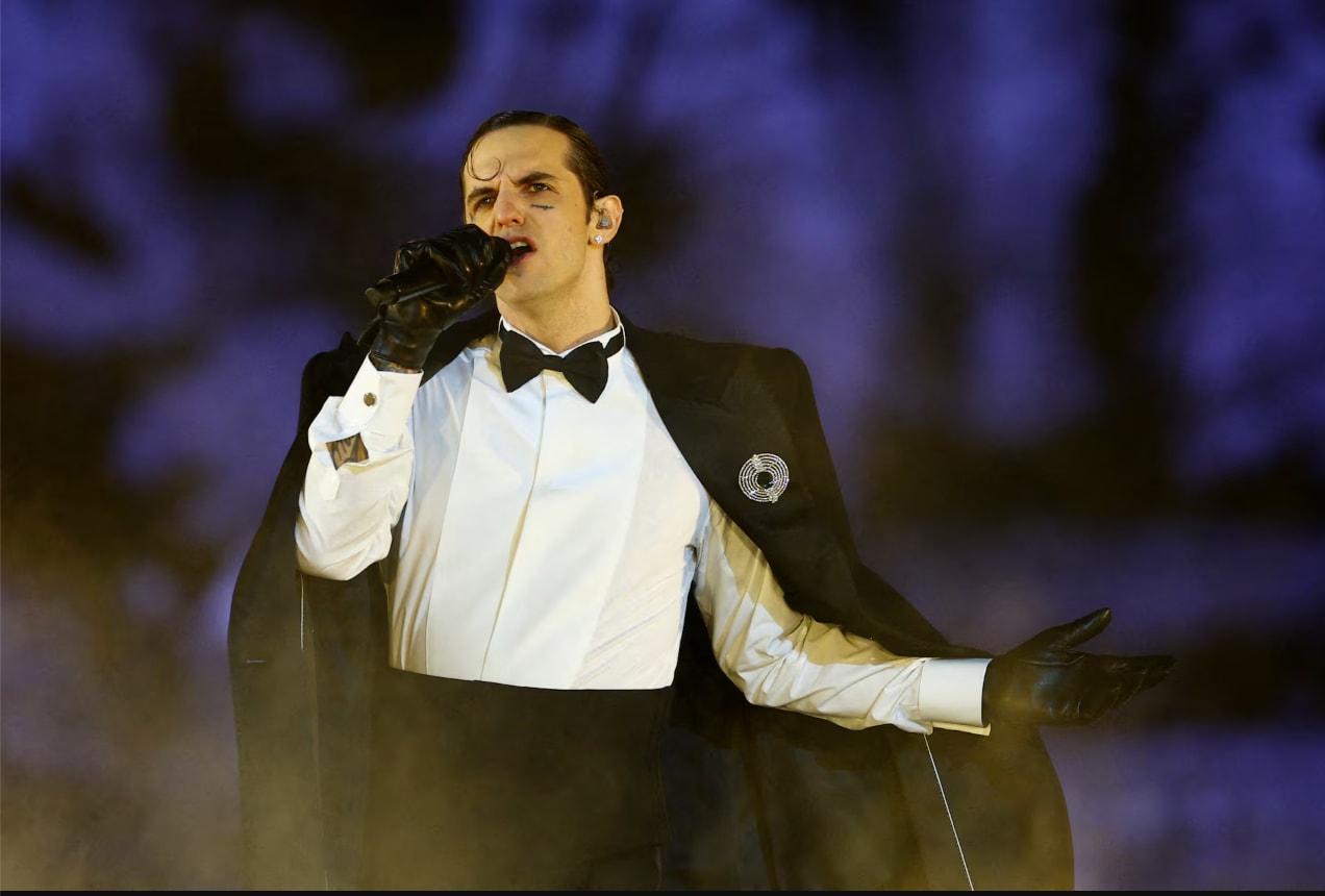 Ca sĩ Achille Lauro biểu diễn trong lễ bế mạc.