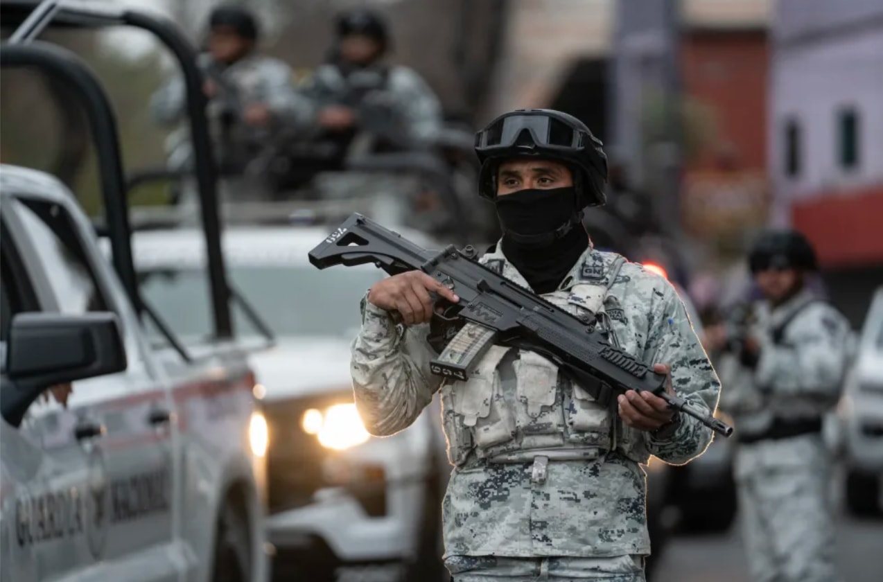 Các thành viên Lực lượng Vệ binh Quốc gia và cảnh sát Mexico đứng gác tại trụ sở Viện Kiểm sát Liên bang. (Nguồn: CNN)