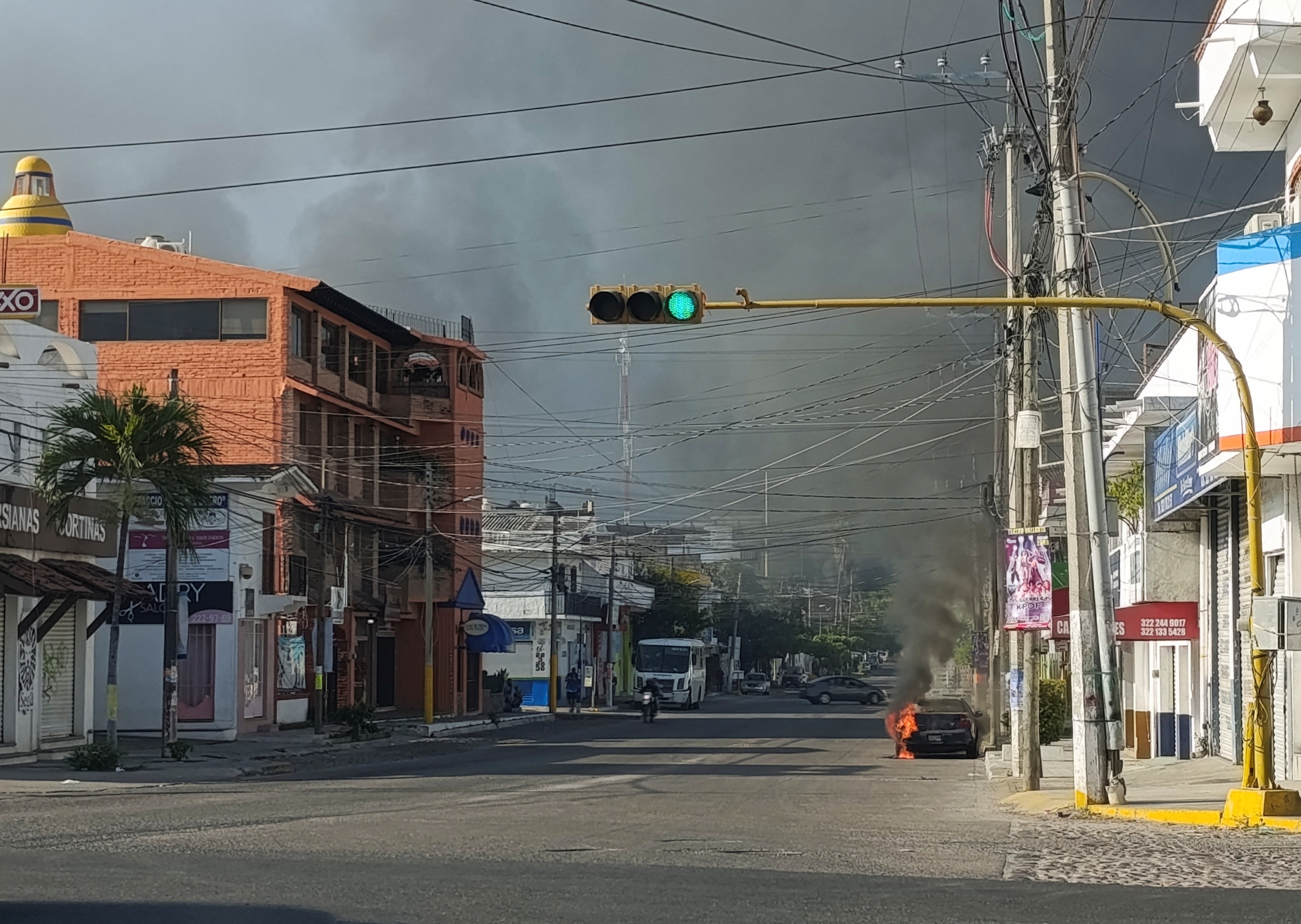 Thống đốc bang Jalisco Pablo Lemus Navarro kêu gọi 8 triệu người dân ở nhà cho đến khi tình hình được kiểm soát, đồng thời tạm dừng giao thông công cộng và hạn chế đi lại. Tổng thống Mexico Claudia Sheinbaum cho biết chính quyền trung ương đang phối hợp chặt chẽ với các bang, kêu gọi người dân bình tĩnh và theo dõi thông tin chính thức, đồng thời khẳng định phần lớn hoạt động trên toàn quốc vẫn diễn ra bình thường.