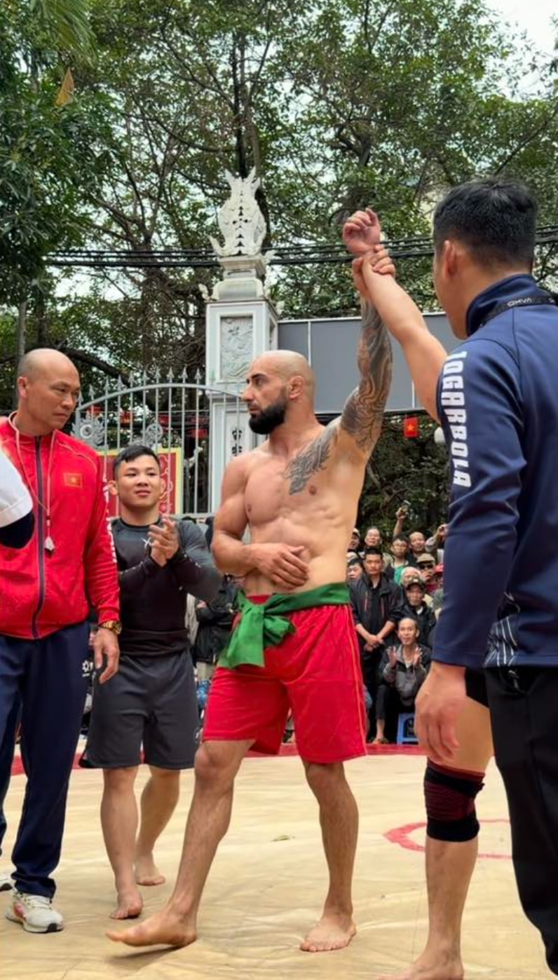 Rafael đính kèm đăng tấm ảnh anh nắm tay và giơ cao tay Bạch Văn Nghĩa.