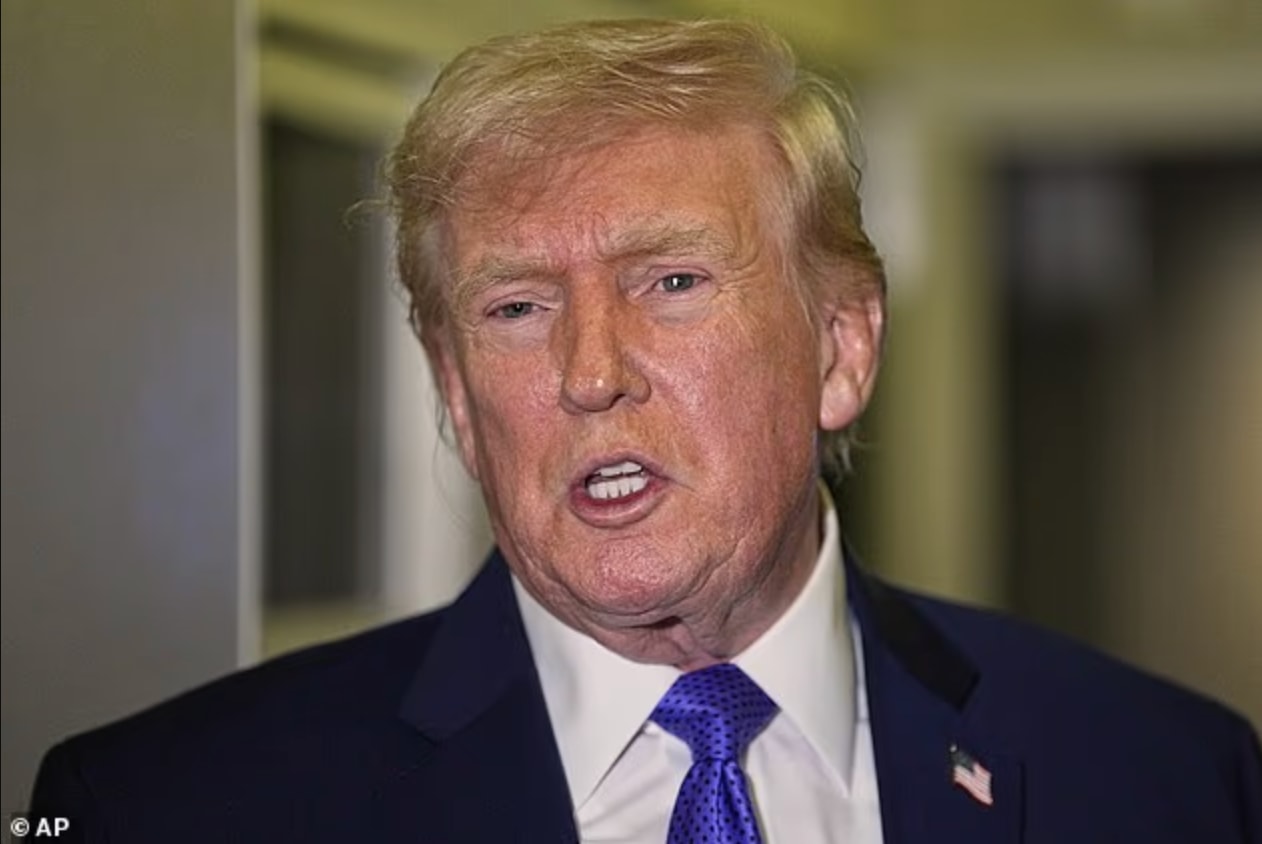 Tổng thống Donald Trump chỉ đạo Bộ trưởng Chiến tranh và Lầu Năm Góc công bố toàn bộ tài liệu liên quan đến sự tồn tại của UFO và sự sống ngoài hành tinh. (Nguồn: AP)