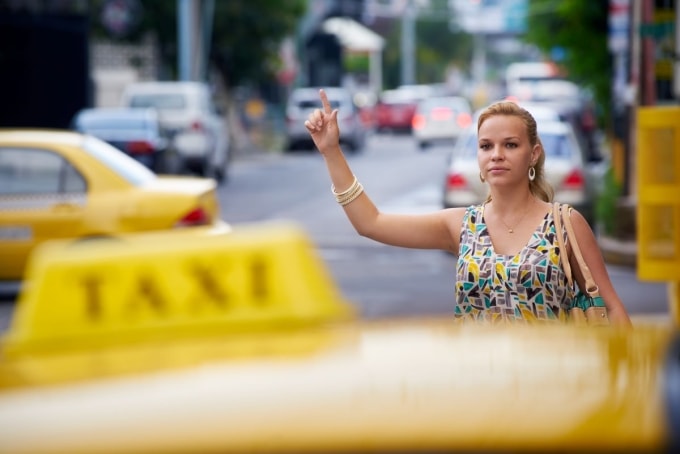 Minh họa một du khách đang gọi taxi. Ảnh: Godigit