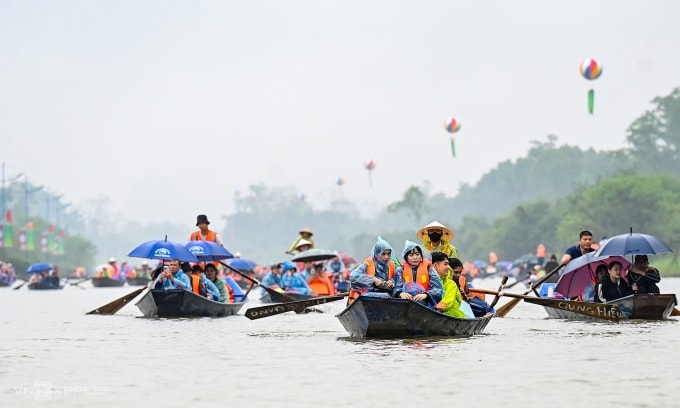 Các lái đò chở khách trên dòng suối Yến hôm khai hội 22/2 (mùng 6 Tết). Ảnh: Giang Huy