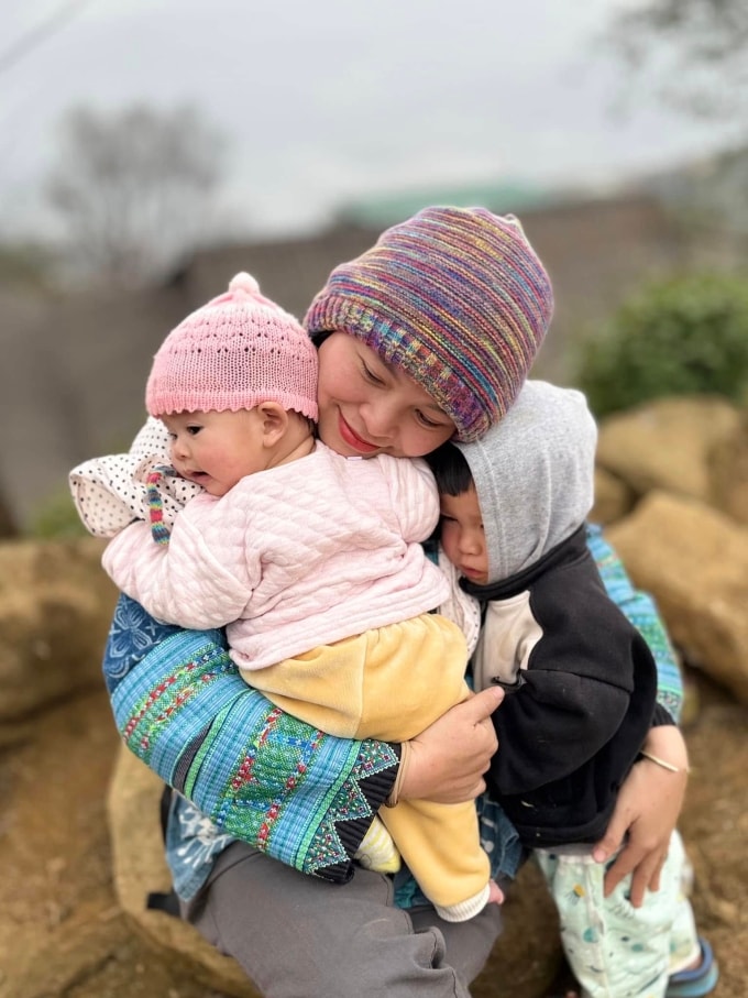 Mẹ con Hạnh trong mùa hoa mận 2025. Ảnh: Nhân vật cung cấp