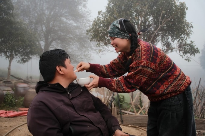 Vợ chồng anh Thái, chị Hạnh tại ngôi nhà trên Farm 1941m. Ảnh: Gia đình cung cấp