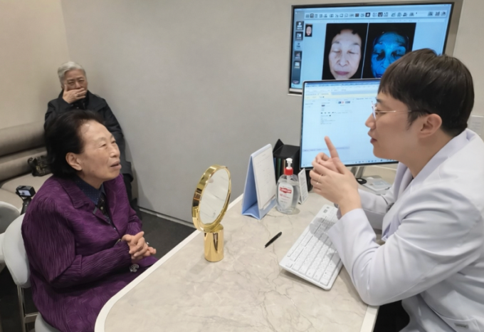Diễn viên Jeon Won-ju, 87 tuổi, tư vấn chăm sóc da ở phòng khám thẩm mỹ tại Seoul, Hàn Quốc. Ảnh: Korea Herald