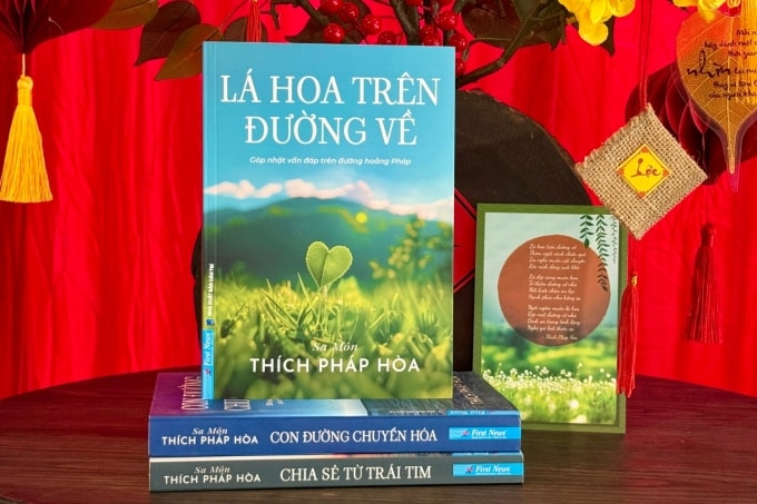 Sách Lá hoa trên đường về cùng hai cuốn phát hành trước đó của nhà sư Thích Pháp Hòa. Ảnh: NXB cung cấp