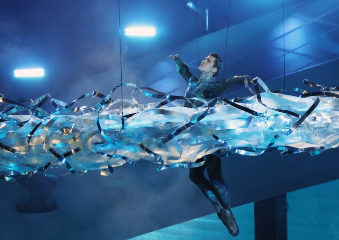 Nghệ sĩ múa biểu diễn trong tiết mục của ca sĩ người Italy Joan Thiele, ở bế mạc Olympic mùa Đông 2026. Ảnh: AFP