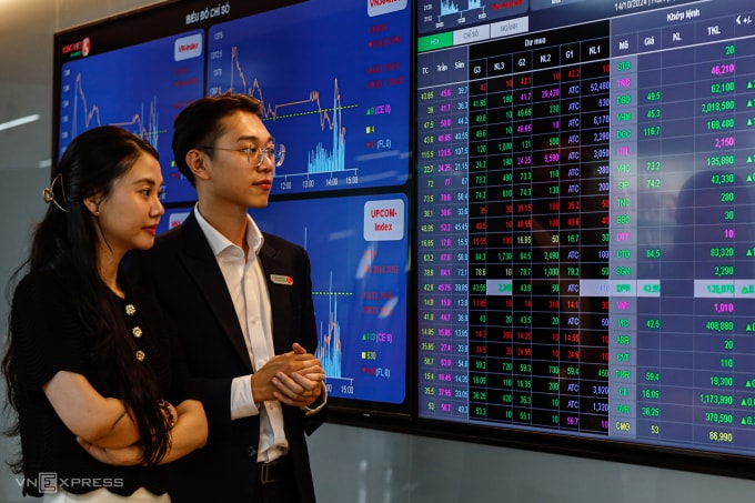 Nhà đầu tư đang theo dõi bảng điện tử tại trụ sở một công ty chứng khoán ở TP HCM. Ảnh: An Khương