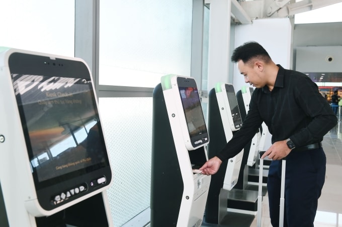 Khách làm thủ tục tại kiosk ở sân bay Phú Quốc. Ảnh: Sun Group