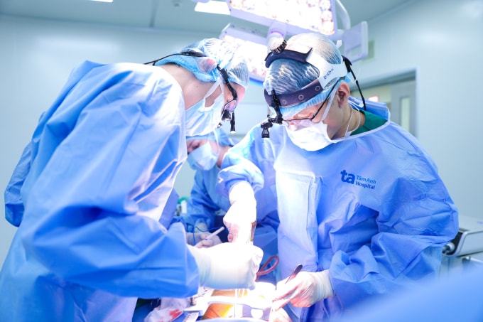 Phó giáo sư Vĩnh (bên phải) và êkíp phẫu thuật cho anh Tuân. Ảnh: Bệnh viện Đa khoa Tâm Anh