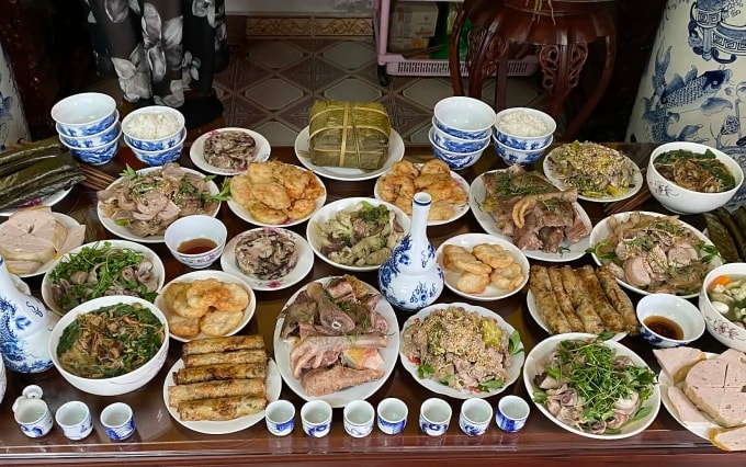 Mâm cỗ cúng đêm giao thừa của gia đình nhà Mai, nếu không ăn hết được cất vào tủ để hôm sau hâm lại ăn dần. Ảnh: Nhân vật cung cấp
