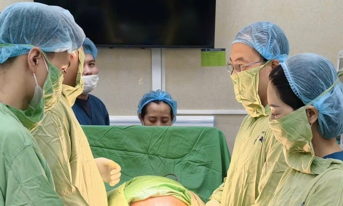 Các bác sĩ phẫu thuật mổ lấy thai cho bệnh nhân. Ảnh: Bệnh viện cung cấp