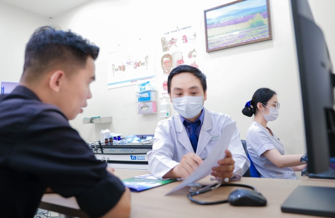 Bác sĩ Duy đang tư vấn cho một người bệnh. Ảnh: Phòng khám Đa khoa Tâm Anh Quận 7