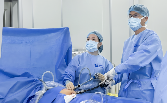 Bác sĩ Kim (bên trái) và êkíp mổ cho Hiền. Ảnh: Bệnh viện Đa khoa Tâm Anh