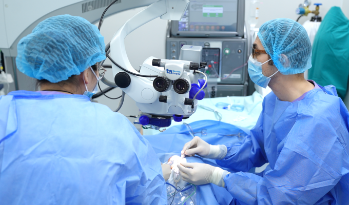 Bác sĩ thực hiện phẫu thuật cắt dịch kính. Ảnh minh họa: Bệnh viện Đa khoa Tâm Anh
