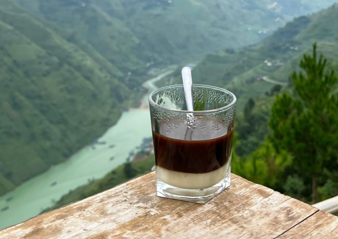 Không có bằng chứng mạnh mẽ nào cho thấy việc uống nước 1-2 giờ trước khi uống cà phê mang lại lợi ích sinh lý đặc biệt nào khác ngoài việc bù nước thông thường. Ảnh minh họa: Hằng Trần