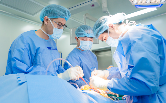 Bác sĩ Ân (phải) phẫu thuật thay khớp gối cho bà Mai. Ảnh: Bệnh viện Đa khoa Tâm Anh