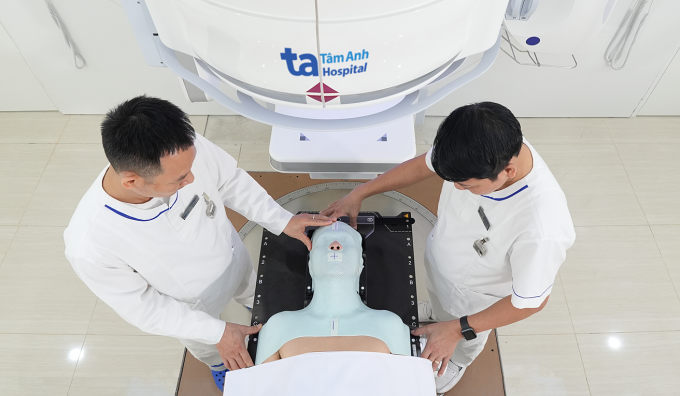 Nhân viên y tế cố định tư thế cho người bệnh xạ trị u hạ họng. Ảnh: Bệnh viện Đa khoa Tâm Anh