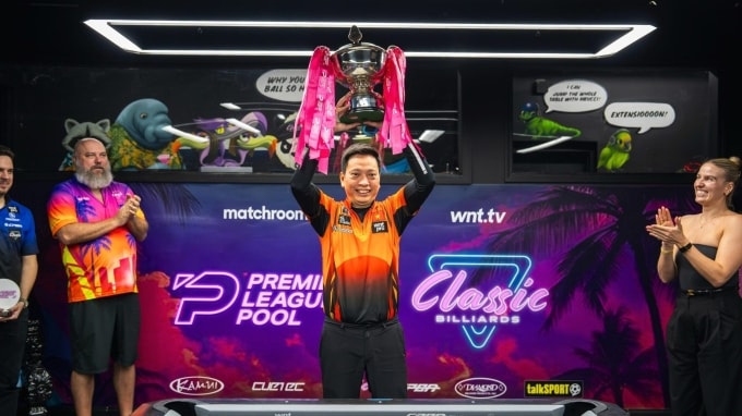 Quốc Hoàng (giữa) mừng chức vô địch Premier League Pool, tại Florida, Mỹ hôm 22/2. Ảnh: PLP