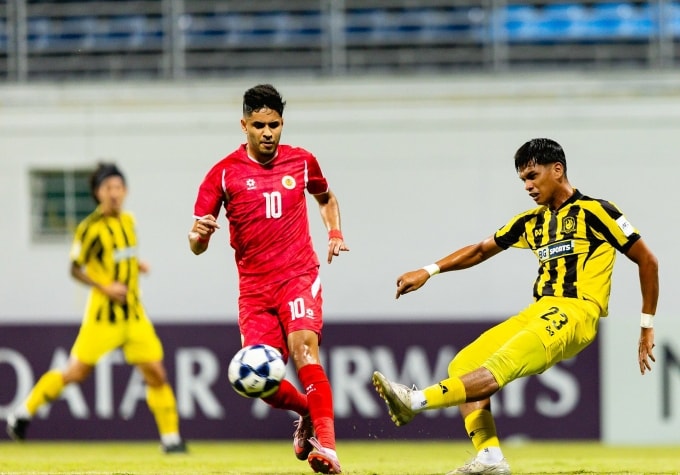 Tiền đạo Công an Hà Nội Leonardo Artur (áo đỏ) thi đấu trong trận thua Tampines Rovers 1-3 ở lượt về vòng 1/8 AFC Champions League Two 2025-2026, trên sân Jalan Besar ở Singapore ngày 18/2/2026. Ảnh: BG Tampines Rovers
