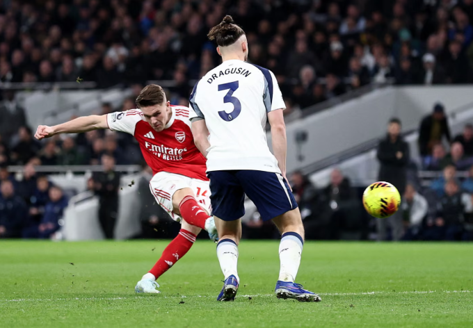 Viktor Gyokeres dứt điểm nâng tỷ số lên 2-1. Ảnh: Reuters