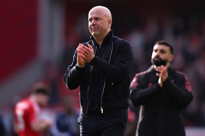 HLV Arne Slot (trái) mừng trận Liverpool thắng Nottingham Forest 1-0 ở vòng 27 Ngoại hạng Anh tối 22/2. Ảnh: LFC