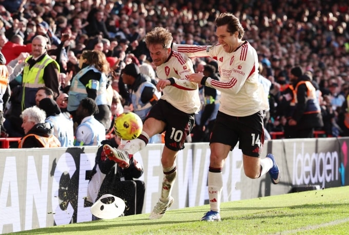 Các cầu thủ Liverpool mừng bàn ở phút 90+7 trận thắng Nottingham Forest 1-0, ở vòng 27 Ngoại hạng Anh tối 22/2. Ảnh: Reuters