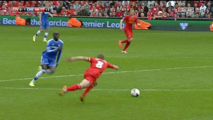Gerrard (số 8) mất bóng vào chân Demba Ba trong trận Liverpool 0-2 Chelsea ở Ngoại hạng Anh 2013-2014. Ảnh: Sky Sports