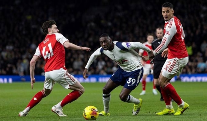 Kolo Muani (giữa) vượt qua Declan Rice (trái) trong trận Tottenham 1-4 Arsenal ở vòng 27 Ngoại hạng Anh tối 22/2. Ảnh: Tottenham