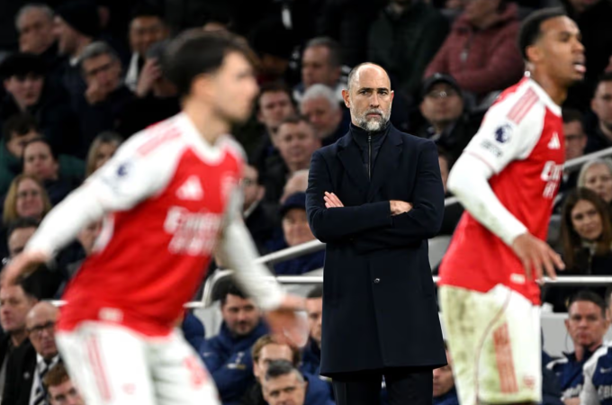HLV Igor Tudor quan sát ngoài đường biên, trận Tottenham thua Arsenal 1-4 ở vòng 27 Ngoại hạng Anh trên sân Tottenham Hotspur, London, Anh ngày 22/2/2026. Ảnh: Mirror