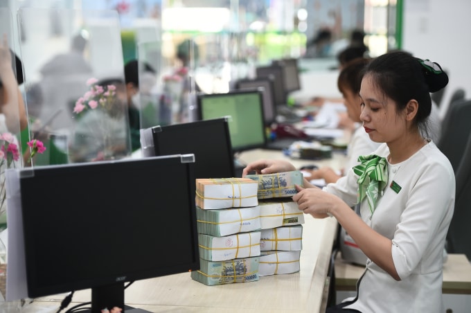 Giao dịch tại Ngân hàng ở TP HCM. Ảnh: Thanh Tùng