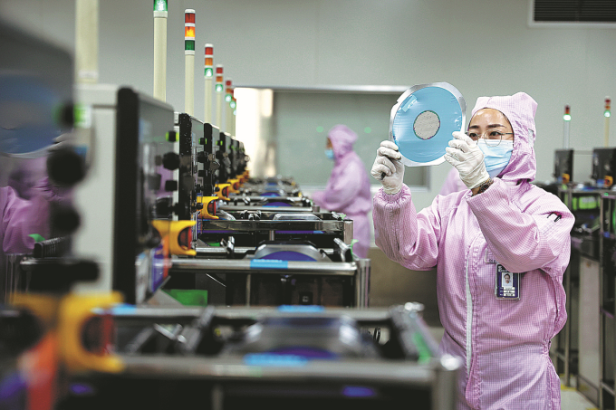 Công nhân trong một nhà máy sản xuất chip Trung Quốc. Ảnh: China Daily