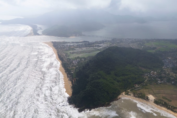 Núi Linh Thái nằm cạnh cửa biển Tư Hiền, nơi nối biển Đông với phá Tam Giang - Cầu Hai. Ảnh: Võ Thạnh