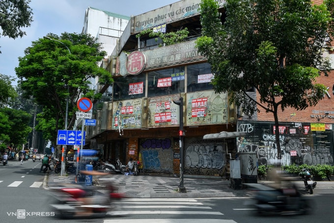 Mặt bằng trung tâm TP HCM treo biển cho thuê. Ảnh: Thanh Tùng