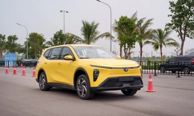 Mẫu Limo Green lăn bánh tại Hà Nội. Ảnh: Lương Dũng