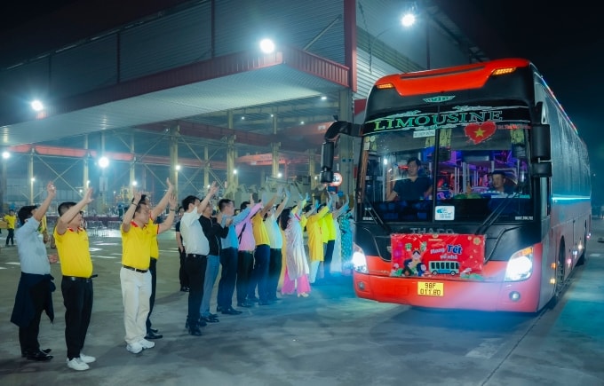 Ban giám đốc Công ty Đại Dũng tiễn công nhân về Tết. Ảnh: An Phương