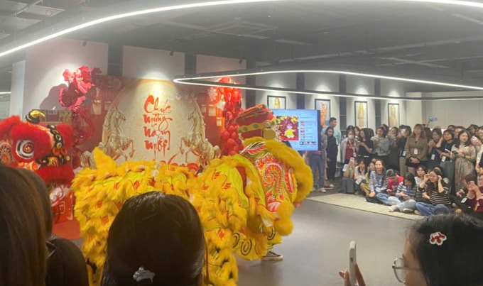 Lao động Công ty Crystal Martin khai xuân bằng các hoạt động múa lân, bốc thăm trúng thưởng, nhận lì xì qua tài khoản. Ảnh: Phong Linh