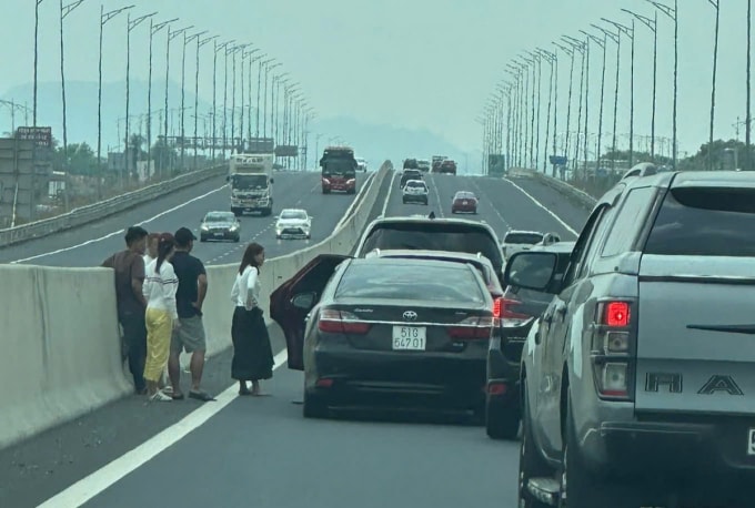 Hiện trường vụ tai nạn 3 xe ở gần nút giao Trạm dừng chân Đại Phú. Ảnh: Thái Hà