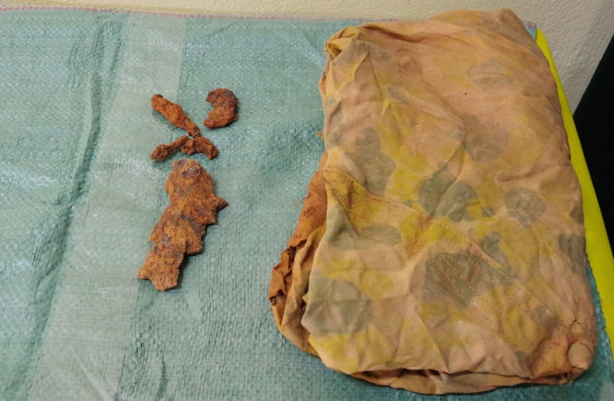 Di vật được tìm thấy cùng hài cốt. Ảnh: Sư đoàn 968