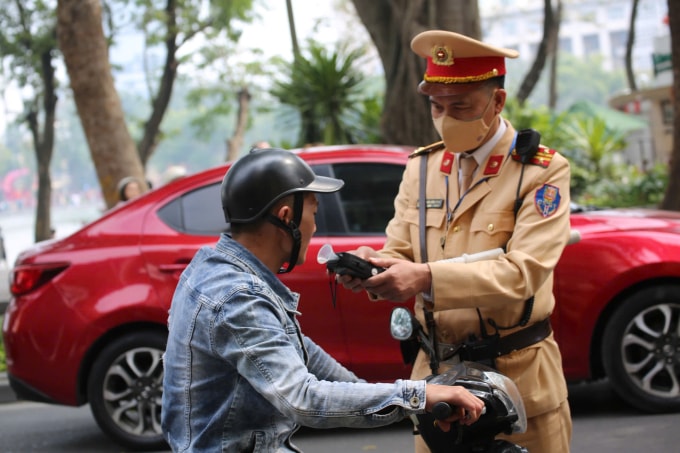 Cảnh sát Hà Nội kiểm tra nồng độ cồn dịp nghỉ Tết. Ảnh: Anh Tiến