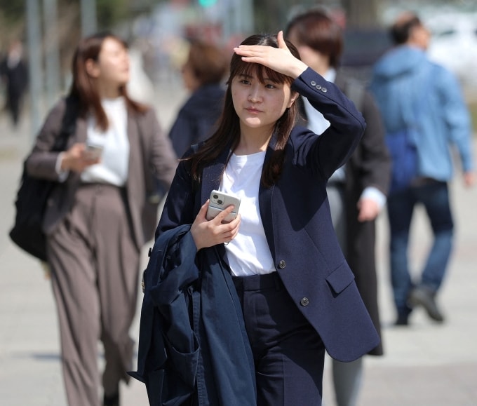 Một phụ nữ trẻ Nhật Bản đi bộ trên đường phố Sapporo, Hokkaido, ngày 8/4/2024. Ảnh: AFP