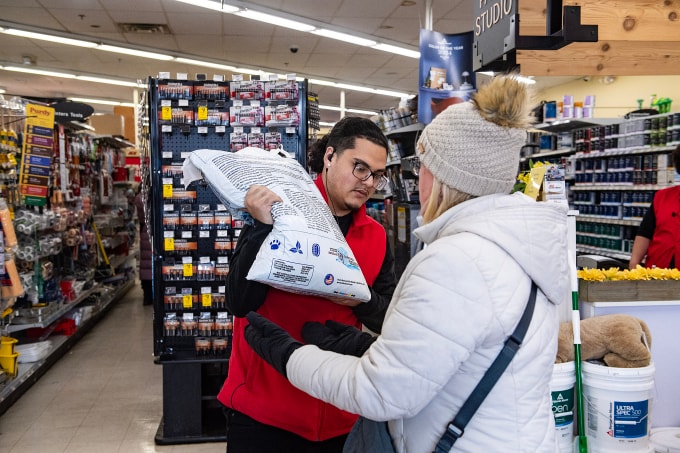 Nhân viên cửa hàng bán đồ kim khí ở Boston, Massachusetts, giúp khách hàng đưa bao muối ra khỏi cửa hàng hôm 22/2. Ảnh: AFP