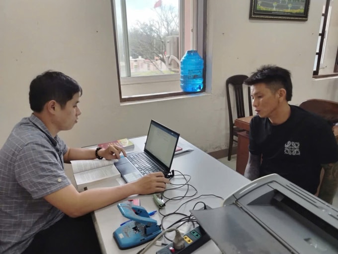 Lê Hữu Nghị (áo đen) tại cơ quan điều tra. Ảnh: Công an Đăk Lăk